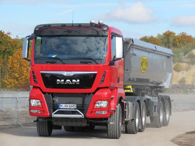 Con una tractora 6X4 como este MAN TGX nos aseguramos la máxima motricidad en terreno difícil.